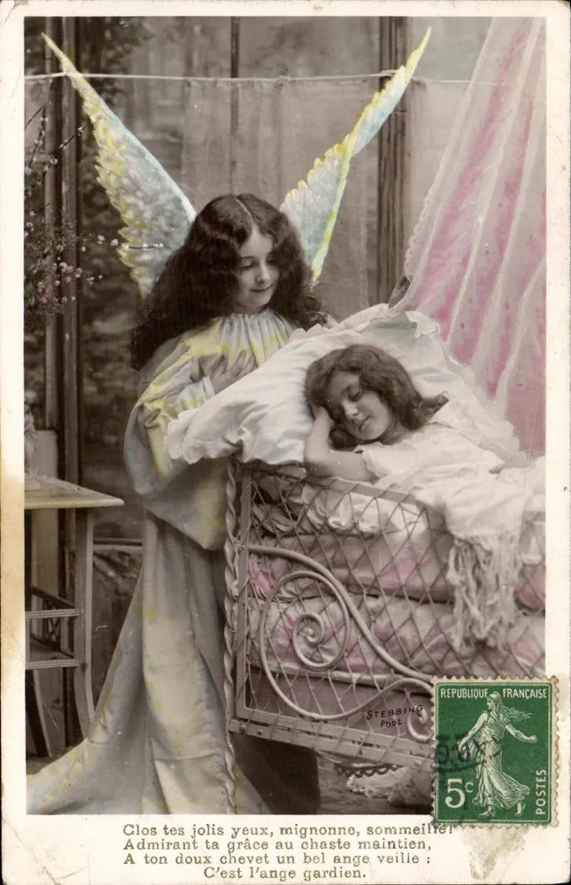 Anjo guardião — Criança dormindo em um berço — Stebbing Phot. - Frente