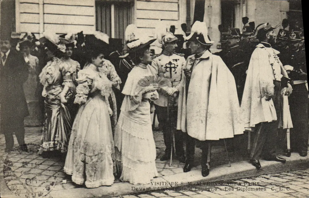 Besuch Seiner Majestät Alphonse XIII in Paris — Vor der spanischen Botschaft — Die Diplomaten — C.L.C. - Vorderseite