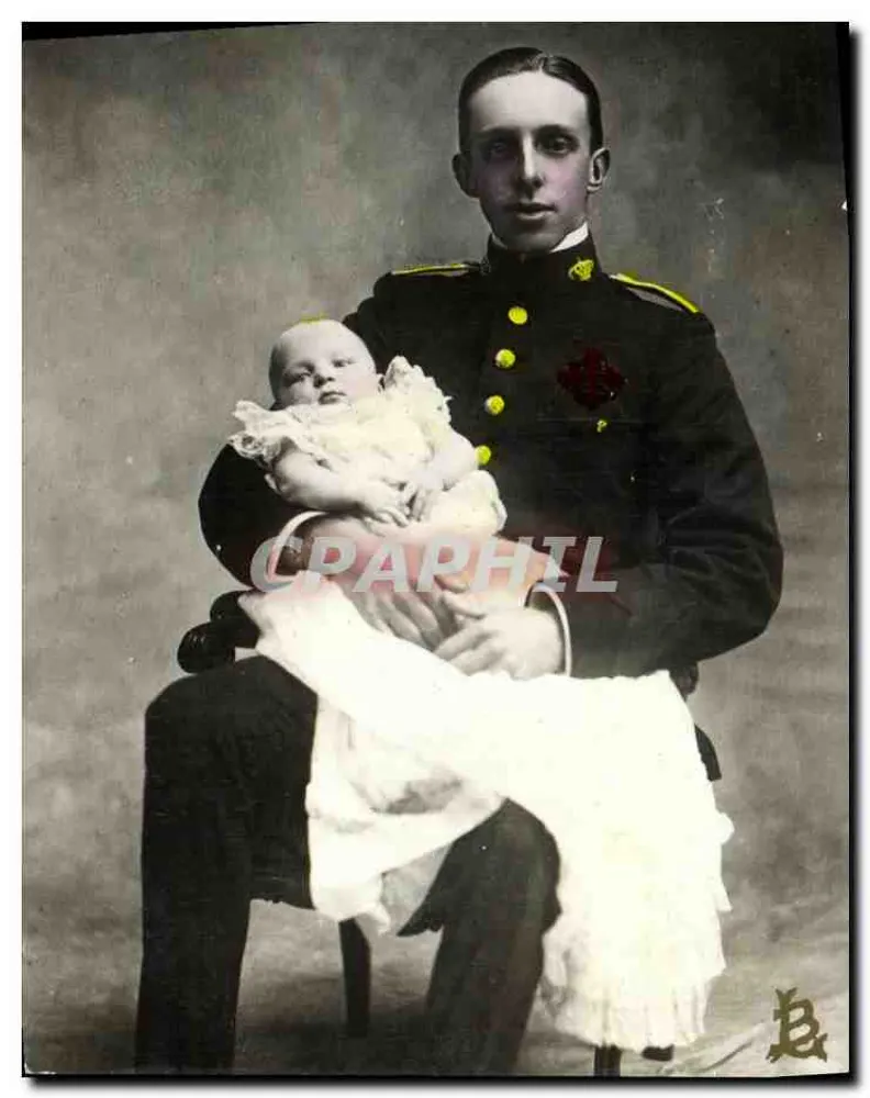 Soldat im Uniform mit einem Baby — Família Real, n° 27 - Vorderseite