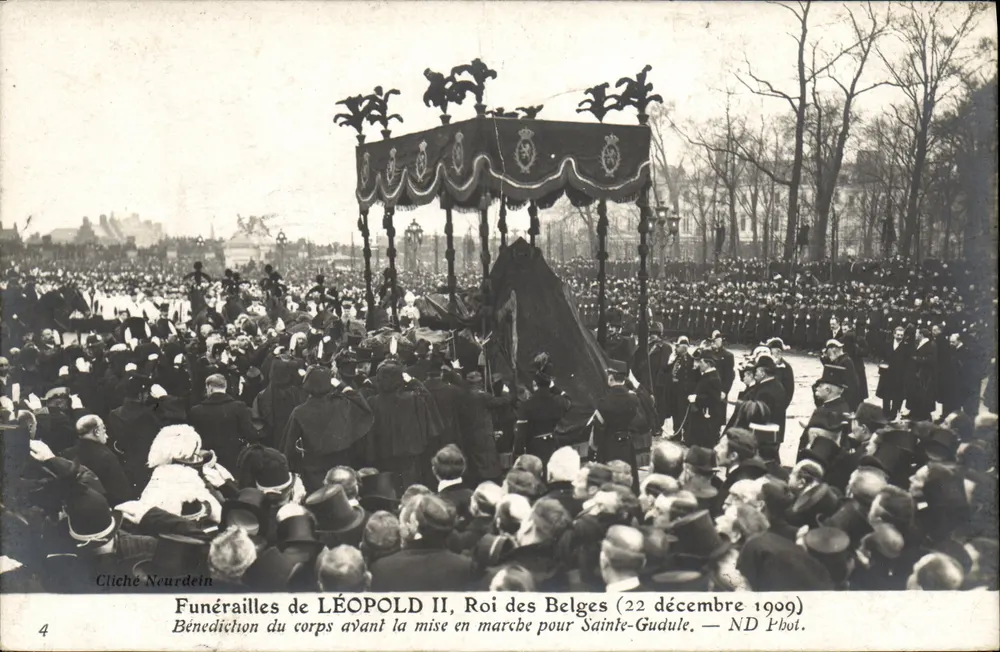 Trauerfeier von LÉOPOLD II, König der Belgier — Segen des Leichnams vor der Prozession nach Sainte-Gudule — Photographie Neurdein, Nr. 4 - Vorderseite