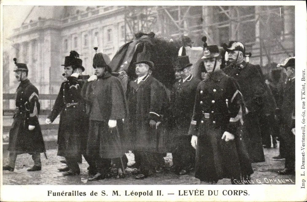 Funerais de S. M. Léopoldo II — LEVÉE DU CORPS — Imp. L. Desmet-Verteneuil, 60-62, rue T. Kint, Bruxelas - Frente