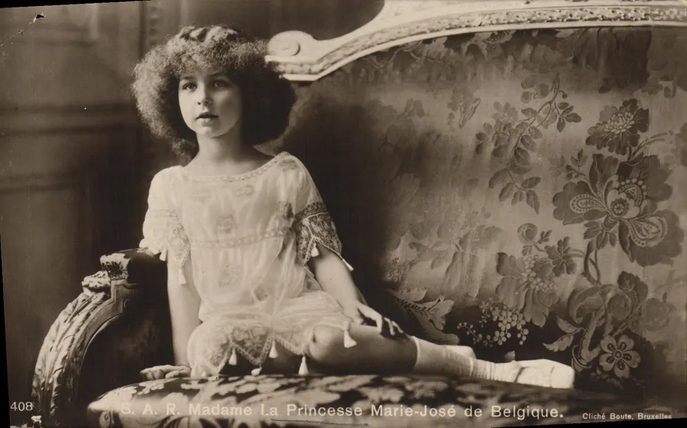La Princesse Marie-José de Belgique — portrait assise sur un canapé à motifs floraux — Cliché Boute, Bruxelles, n° 408 - Vorderseite
