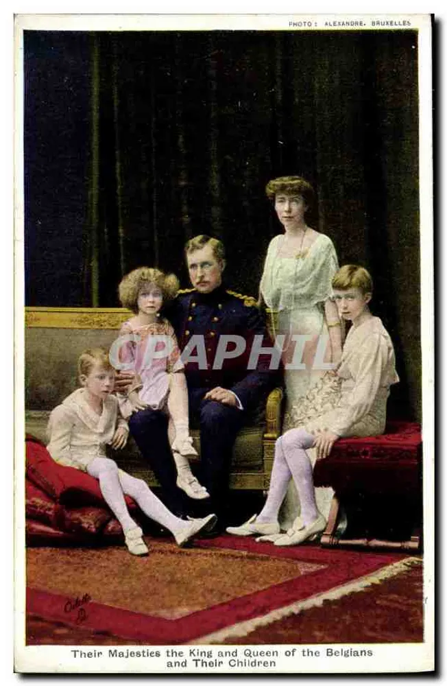 Ihre Majestäten der König und Königin der Belgier und ihre Kinder — PHOTO : ALEXANDRE, BRUXELLES - Vorderseite