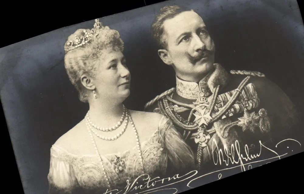 Imperador Guilherme II e imperatriz Vitória da Rússia — fotografia assinada — editor desconhecido - Frente