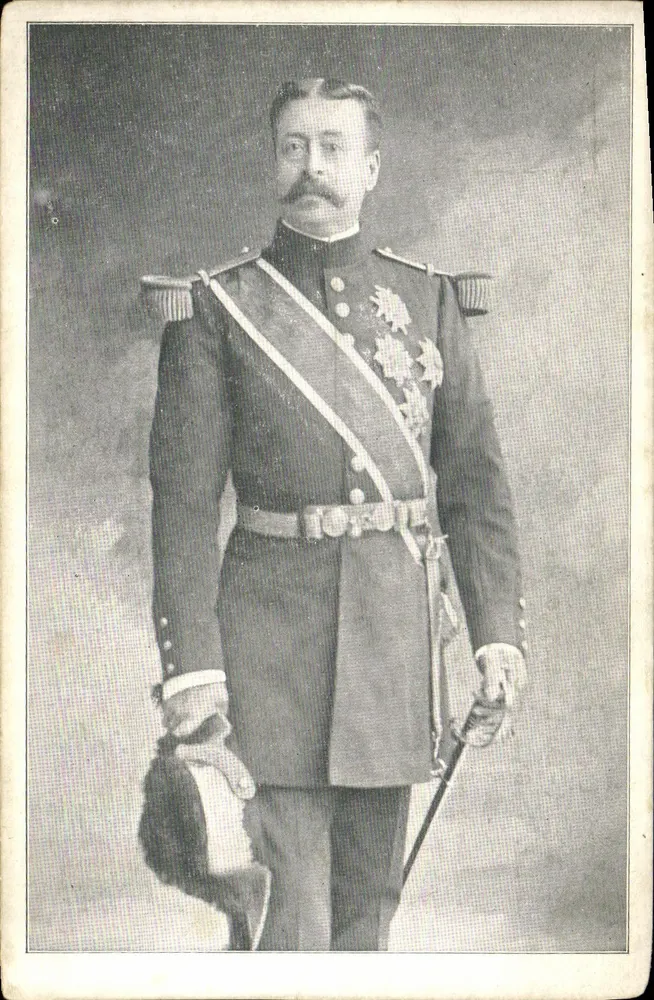Oficial em uniforme — condecorações e espada - Frente