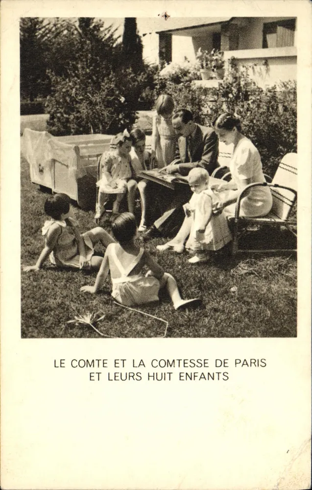 Le Comte et la Comtesse de Paris et leurs huit enfants — scène de jardin avec texte imprimé - Vorderseite