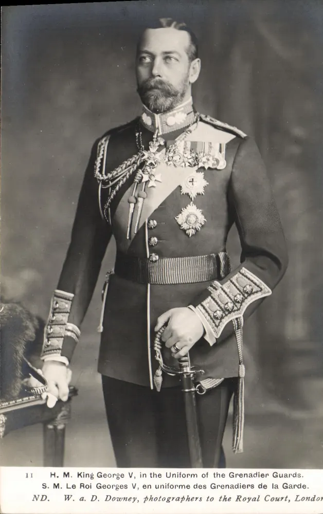S.M. O Rei Georges V, em uniforme dos Grenadiers da Guarda — W. a. D. Downey, fotógrafos na Corte Real, Londres — n° 11 - Frente