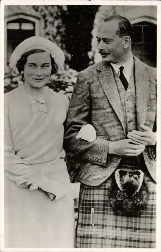 T.R.H. Le Duc et la Duchesse de Gloucester — Royal Portrait Series n°3892 — Tuck's Post Card - Recto