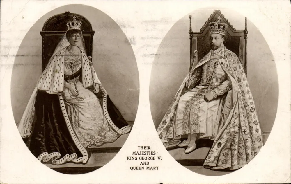 Rei Jorge V e Rainha Mary — Sua Majestade — Davidson Bros. 'All-British' Série Fotográfica - Frente