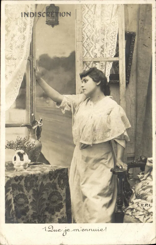 Femme à la fenêtre — scène intérieure avec rideaux brodés — éditeur R.P.I. - Vorderseite