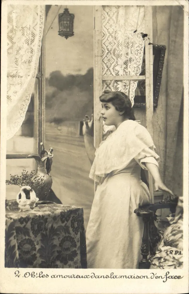Frau, die durch das Fenster blickt — R.P.I. — Nr. 2 - Vorderseite