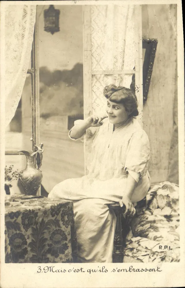Frau, die an einem Fenster sitzt — Theater-Szene — R.P.I. Nummer 39 - Vorderseite