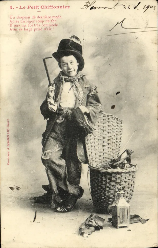 Der Kleine Papierverkäufer — Porträt eines jungen Jungen in Papierverkäuferkostüm — Phototype A. Bergeret & Cie, Nancy, n°4 - Vorderseite