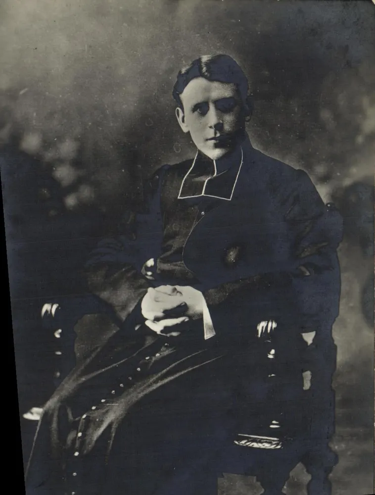 Portret młodego duchownego — wydawca Union Postale Universelle, nr 2680 - Awers