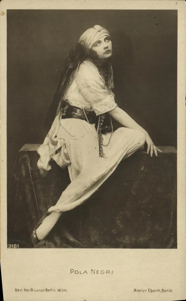 Pola Negri — atriz em traje oriental — Atelier Eberth, Berlim - Frente