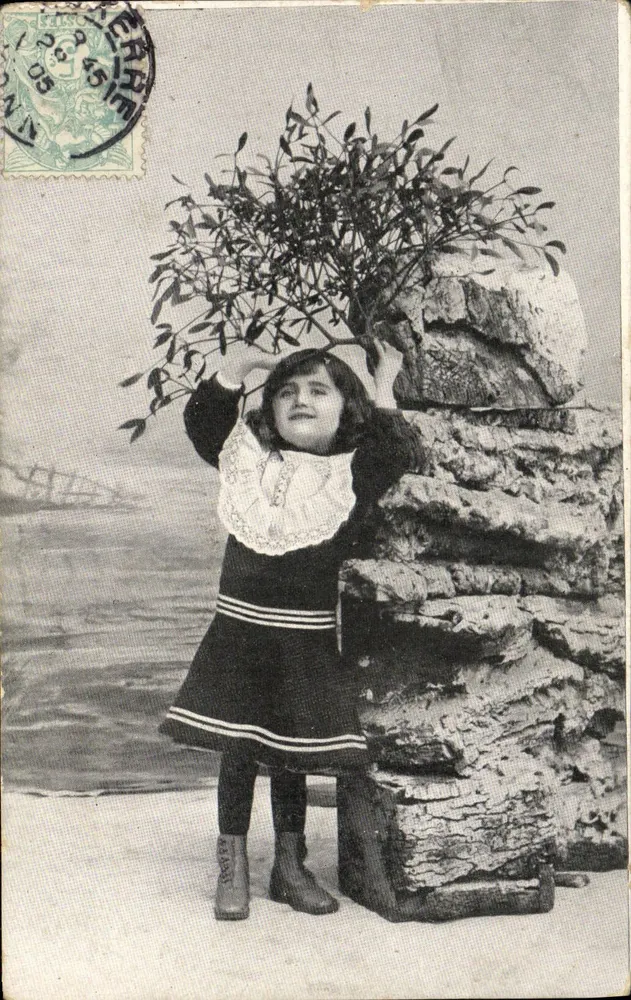 Menina brincando com um morangueiro — cena de estúdio — editor desconhecido - Frente