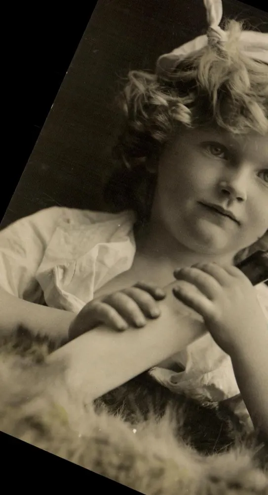 Kleine Mädchen mit lockigem Haar — Schwarz-Weiß-Fotografie — unbekannter Verlag - Vorderseite