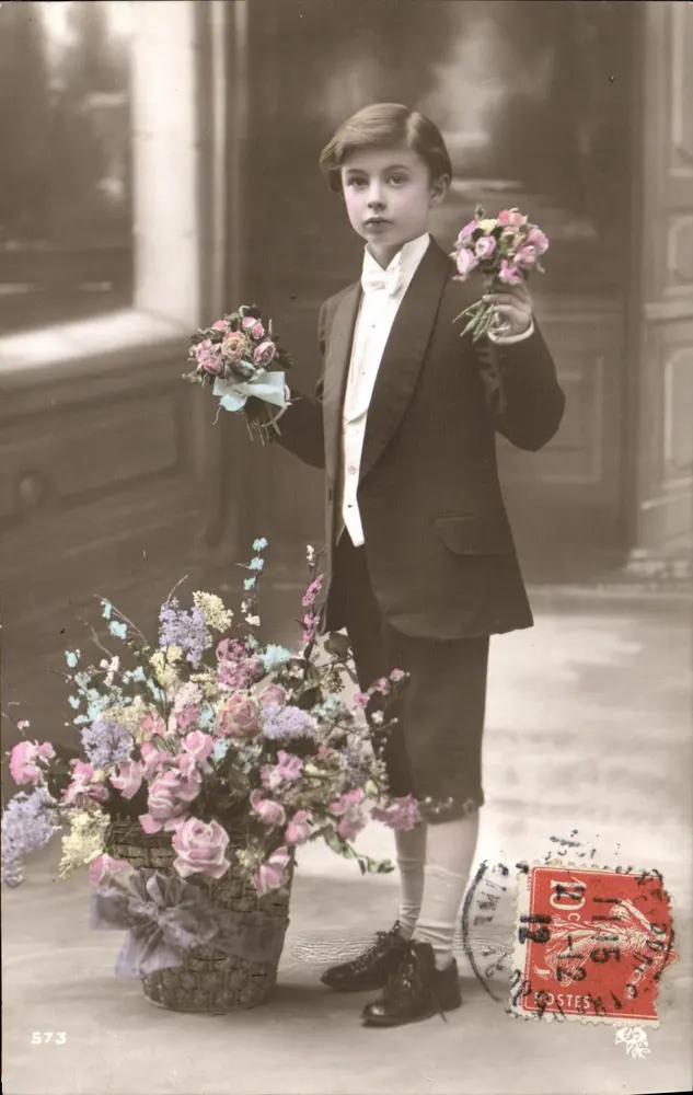 Jovem rapaz em traje de festa — com buquê e cesta de flores — série 573, editor desconhecido - Frente