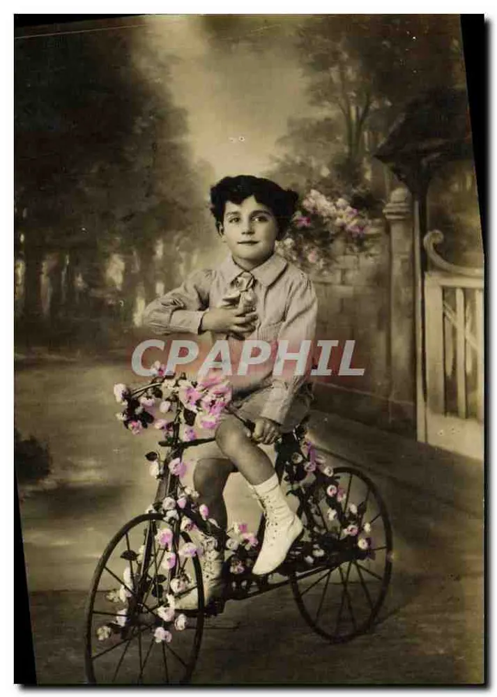 Kind auf einem mit Blumen verzierten Fahrrad — Studio - Vorderseite