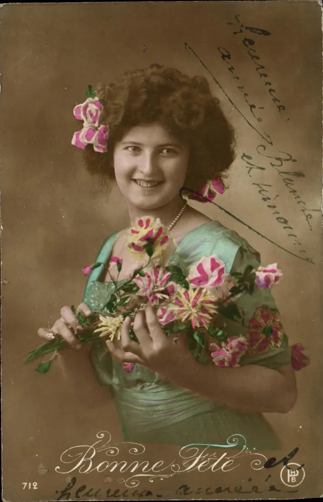 Lächelnde junge Frau mit Blumenstrauß — Frohe Geburtstagskarte — Verlag H. B. n° 712 - Vorderseite