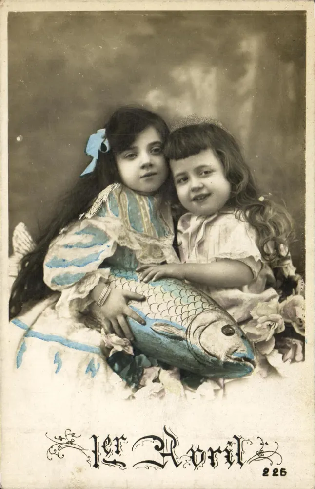 Zwei junge Mädchen — mit einem dekorativen Fisch — Fotostudio, Nr. 226 - Vorderseite