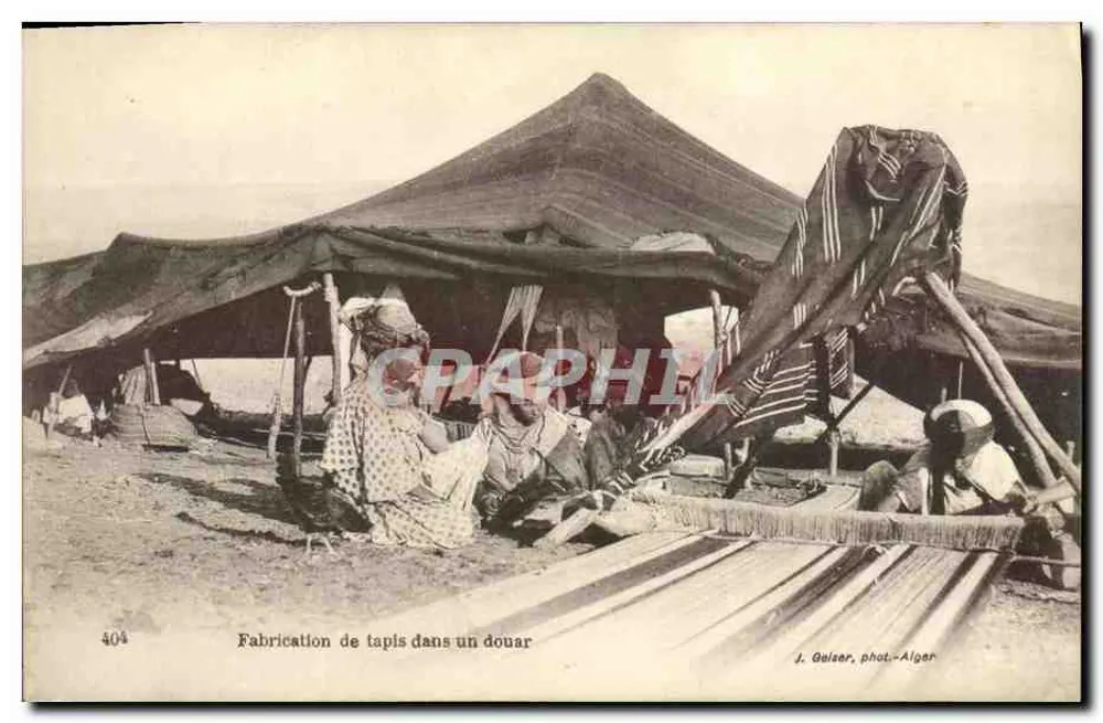 Fabricación de alfombras en un douar — J. Gaiser, fot-Alger, n° 404 - Anverso