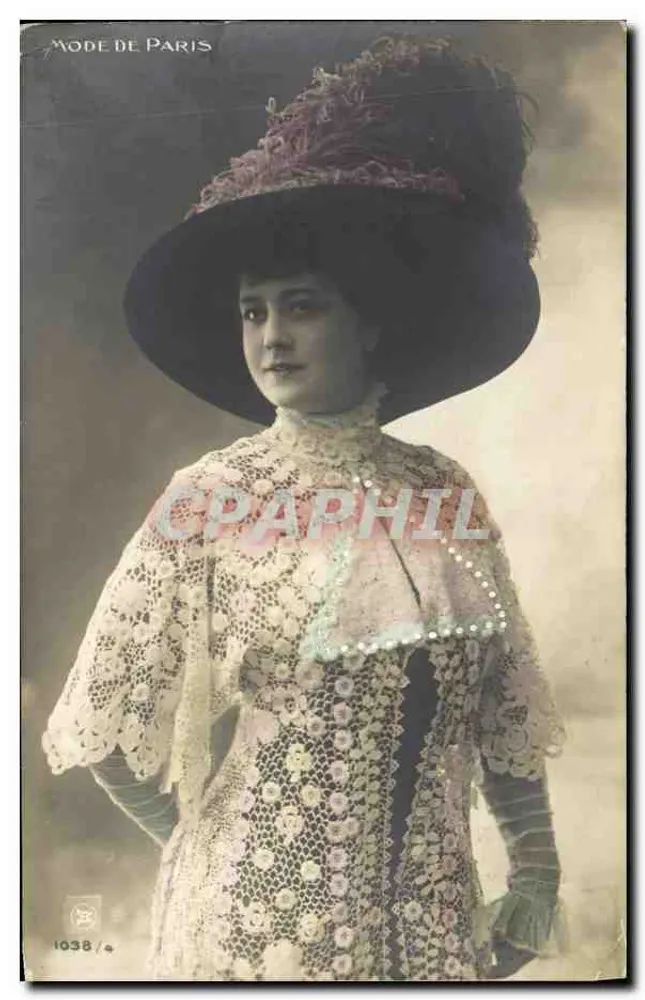 Pariser Mode — Frau in Seidenkleid und dekoriertem Hut — Verleger Pariser Mode, Nr. 1038 - Vorderseite