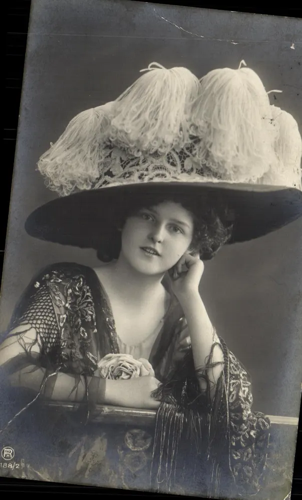 Jeune femme en chapeau à pompons — portrait studio — éditeur R. 188/2 - Vorderseite