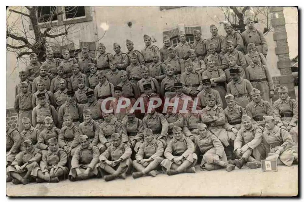 Groupe de soldats — devant un bâtiment — éditeur inconnu, n° 9 visible - Vorderseite