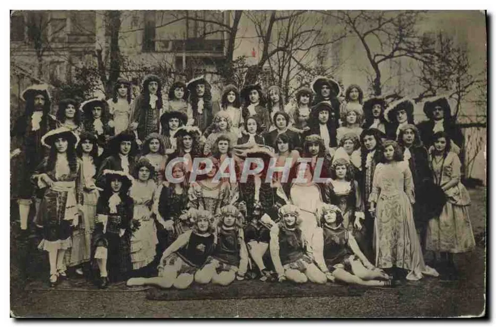 Grupo de jovens mulheres em trajes — Fotografia — Fotógrafo MOBEAU, Place Mareuil, Saint-Germain-en-Laye - Frente