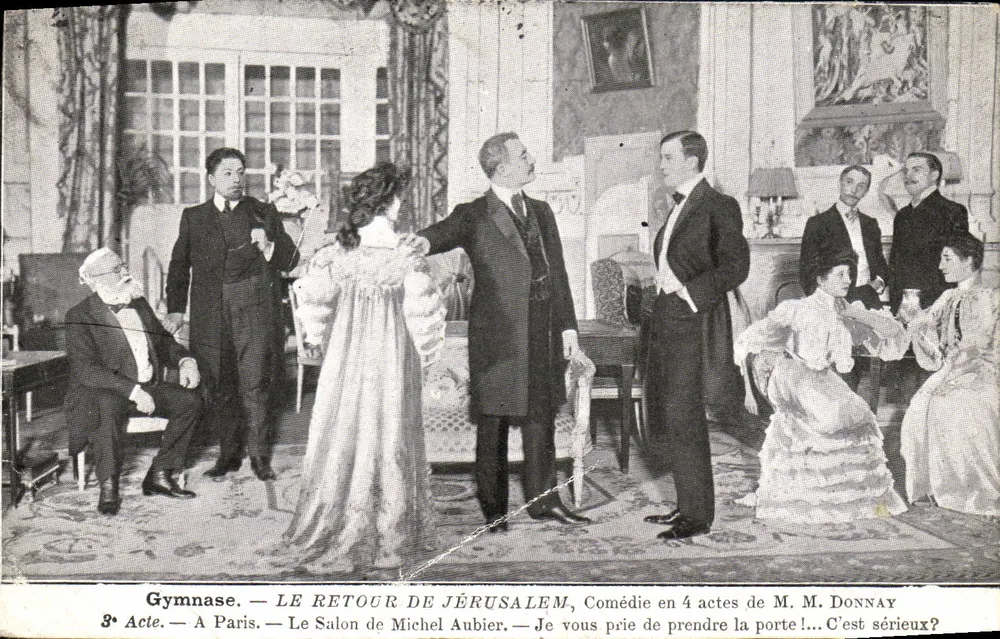 O Retorno de Jerusalém — 3º Ato — Salão de Michel Aubier — Ginásio, Paris - Frente