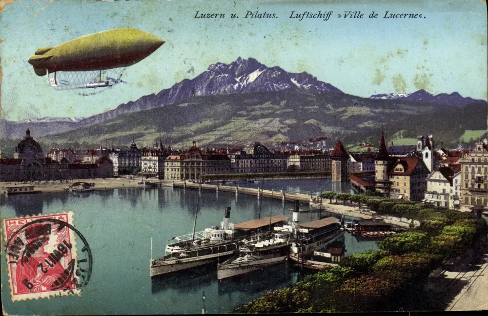 Luzern und der Pilatus — Panoramablick auf den See mit Luftschiff — E. Goetz, Fot. Luzern, Nr. 4704 - Vorderseite