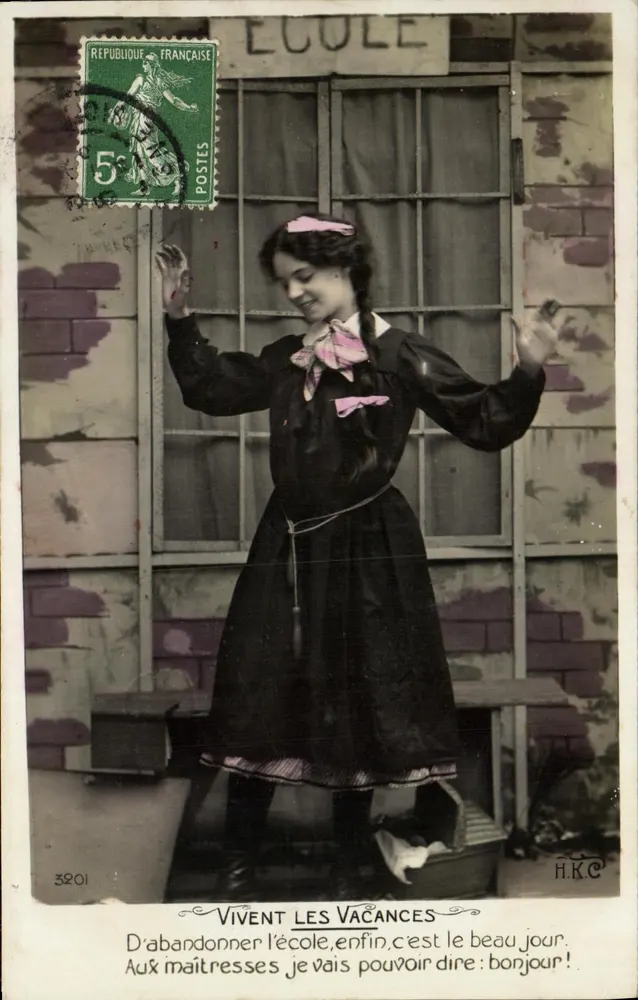 Mädchen vor einer Schule — Ferien — H.K.C. n°3201 - Vorderseite