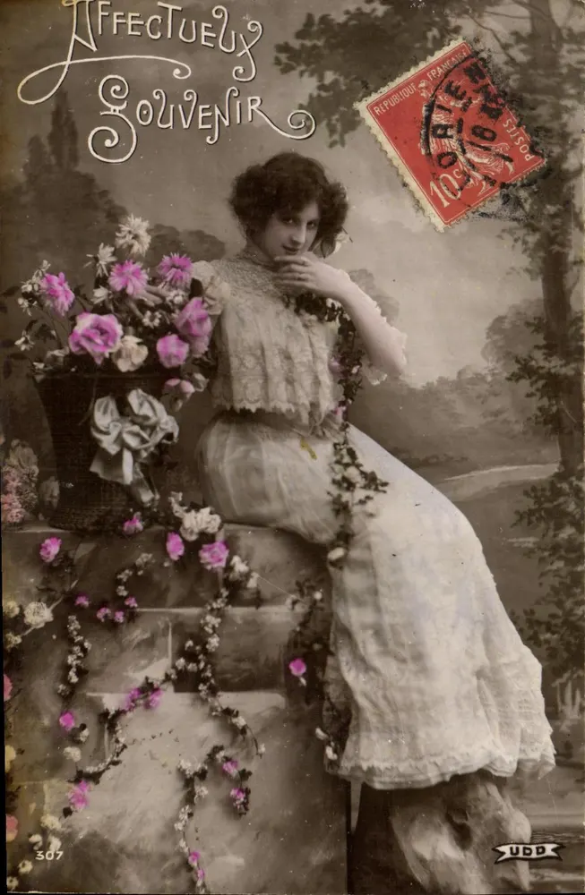 Junge Frau in weißem Kleid — mit Blumenstrauß und Girlanden — Verleger UDD n°307 - Vorderseite