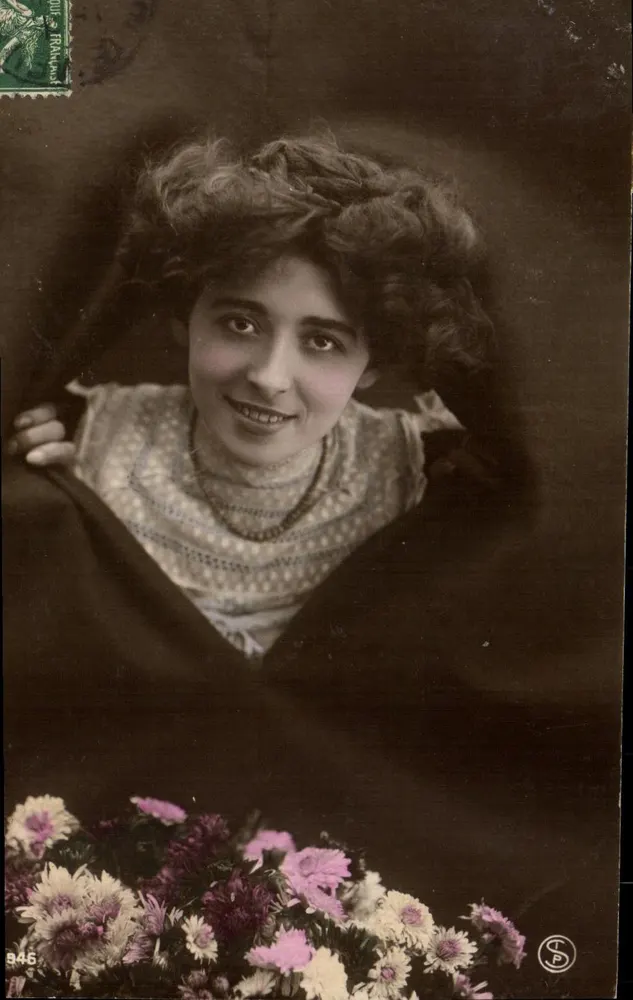 Lächelnde junge Frau — mit Blumenstrauß — Verlag SP n°946 - Vorderseite