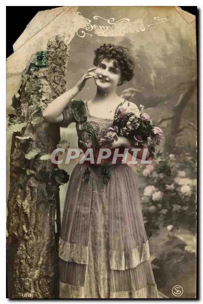 Jeune femme en robe à volants — scène de jardin — éditeur S. (imprimé sur la carte) n° 1881 - Vorderseite