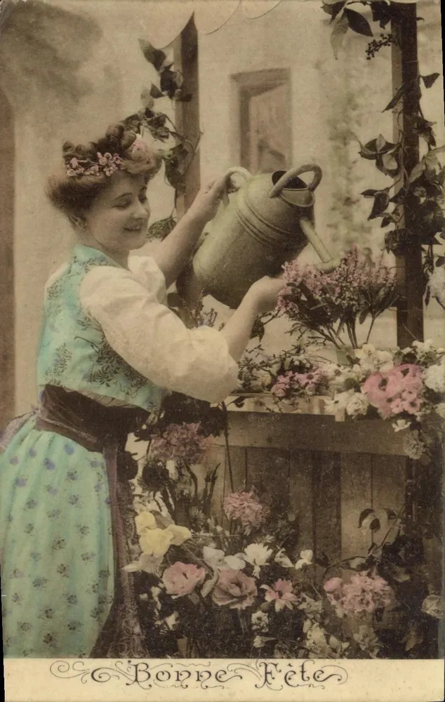 Frau, die Blumen gießt — Frohe Geburtstagskarte — Universal Postal Union, Serie 120 - Vorderseite