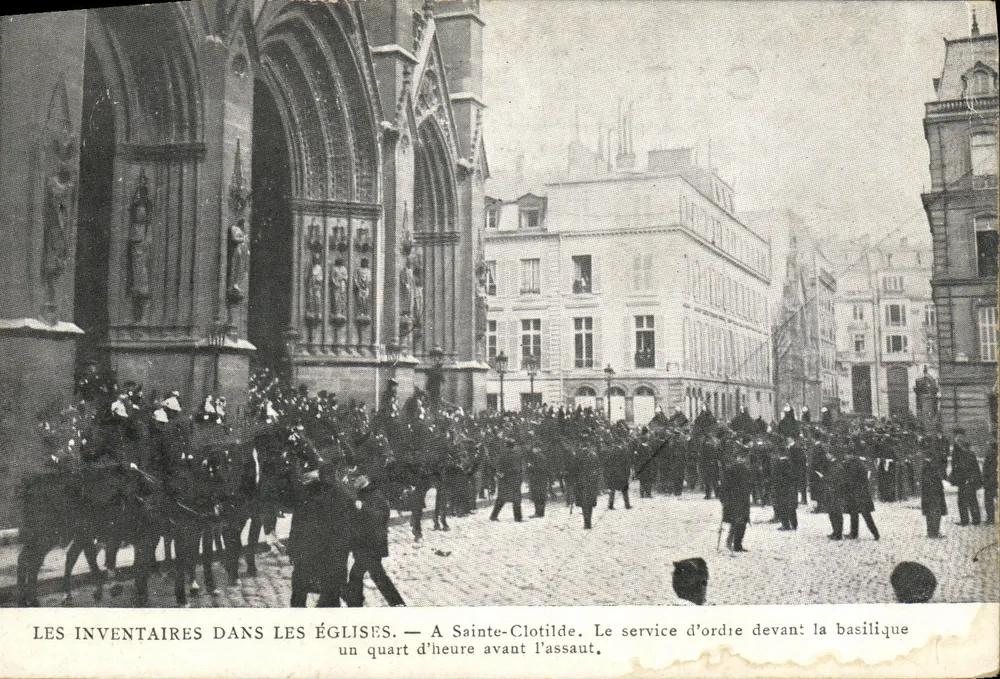 Sainte-Clotilde — Ordnungsdienst vor der Basilika — Éditeur : Verleger nicht sichtbar - Vorderseite