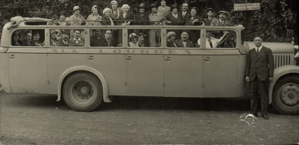 Bus S.L.A. Lourdes — Reisende und Fahrer — Verlag David Photobus, Lourdes - Vorderseite