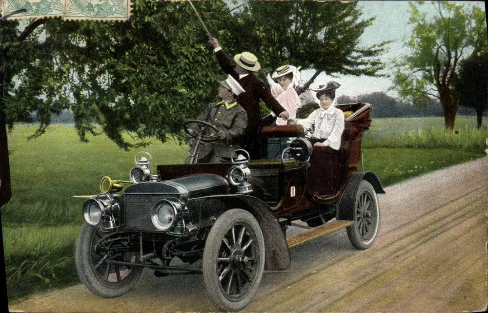 Condução de um automóvel antigo — quatro passageiros — editor anônimo, n° 0692 - Frente