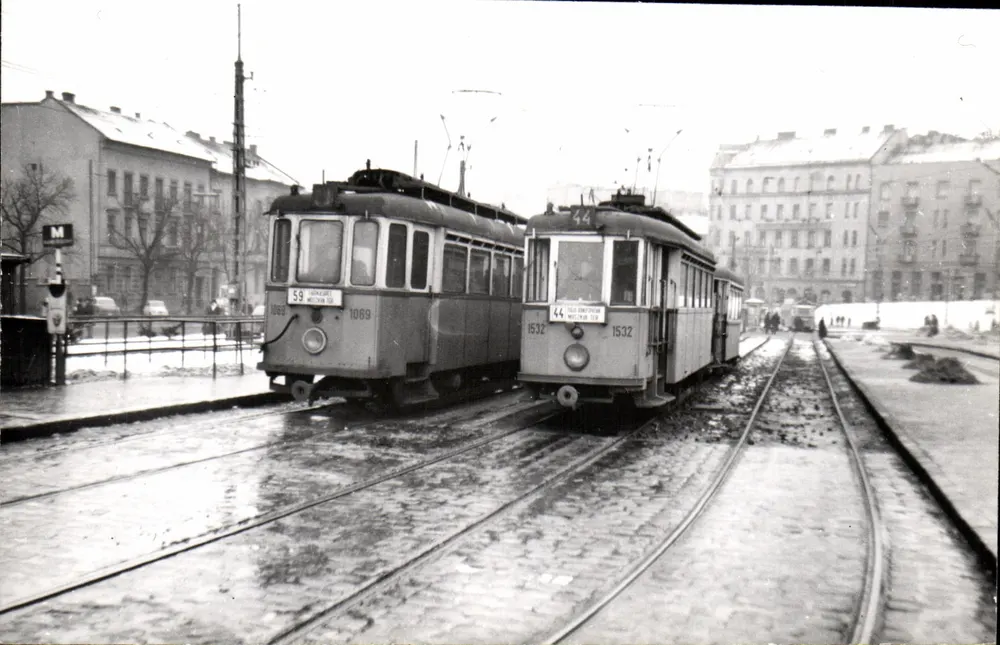 Dois trams em Viena — n° 1069 e 1532 —, n° 195 - Frente