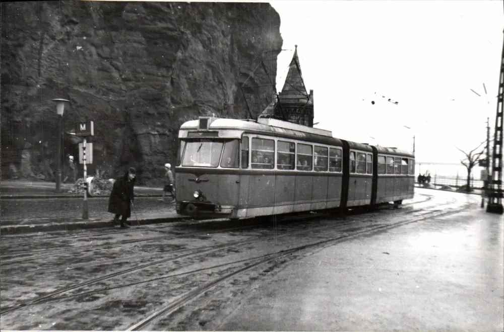 Tramway de Bergen — estação perto da parede rochosa — n°195 - Frente