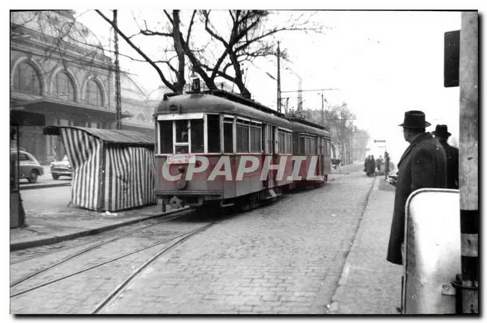 Tramway em Budapeste — rua pavimentada com quiosque listrado — n°195 - Frente