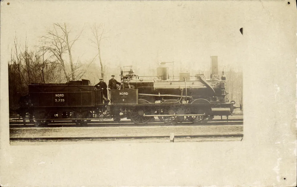 Locomotiva a vapor NORD 3.735 — K — sobre via férrea - Frente