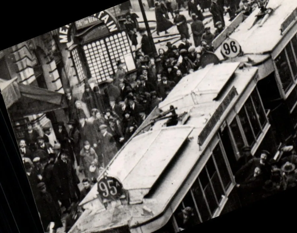 Tramways en París — escena animada — editor desconocido, número de serie ilegible - Anverso