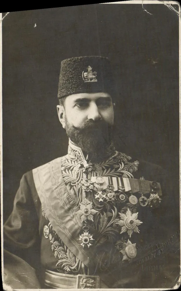 Portret van een man in uniform versierd met decoraties — uitgever 'Агина' (Agina) - Voorkant