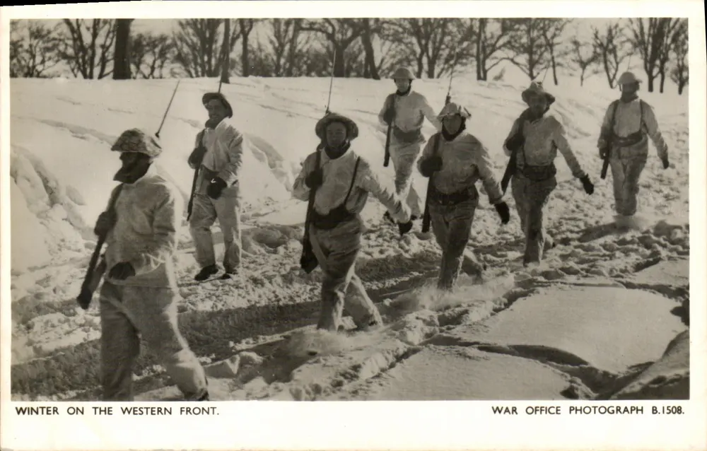 Soldaten in weißer Kameradisuniform — Westfront — Kriegsministeriumsphotographie B.1508. - Vorderseite