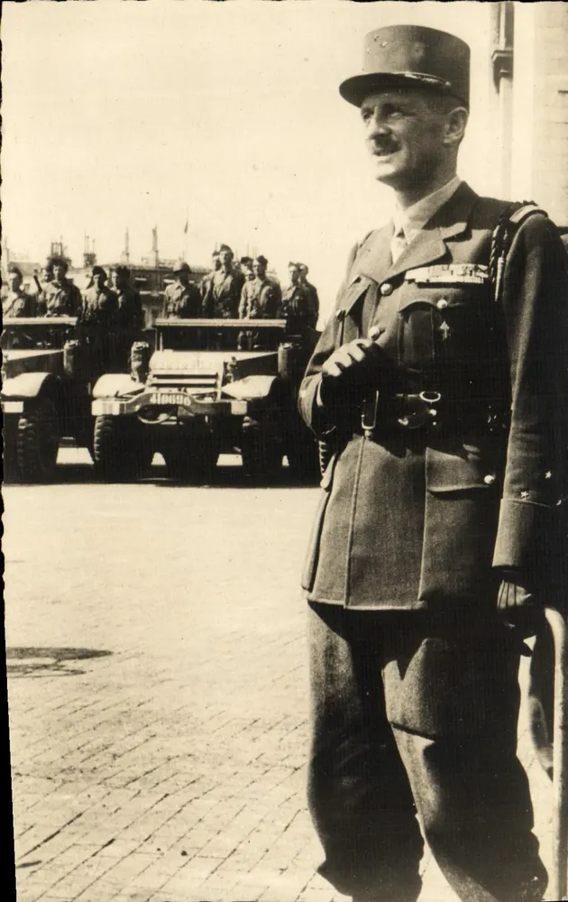 Geral Leclerc — Saída de forças militares — Edições O.P. Photo-Prace Liberação - Frente