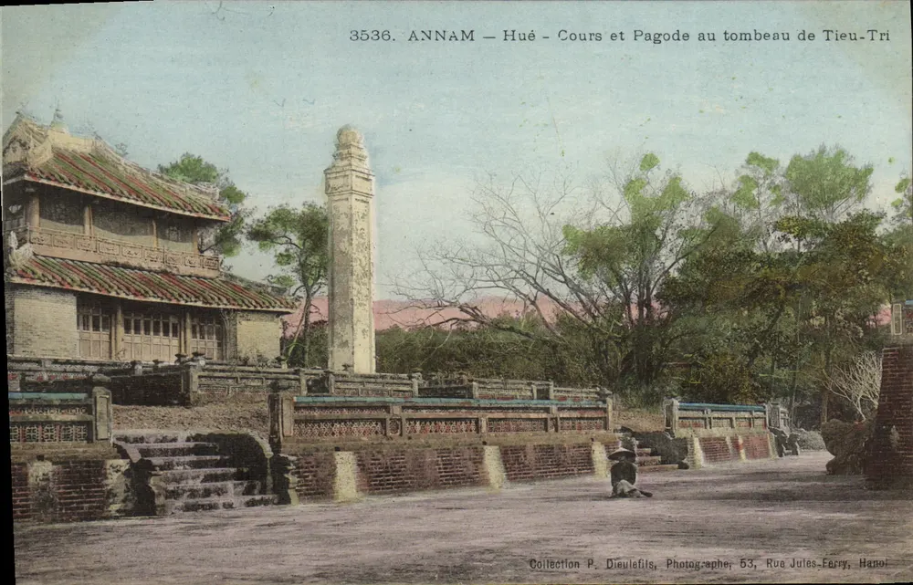 Hue - Hof und Pagode am Grab von Tieu-Tri — Sammlung P. Dieulefils, Fotograf, 53, Rue Jules Ferry, Hanoi - Vorderseite
