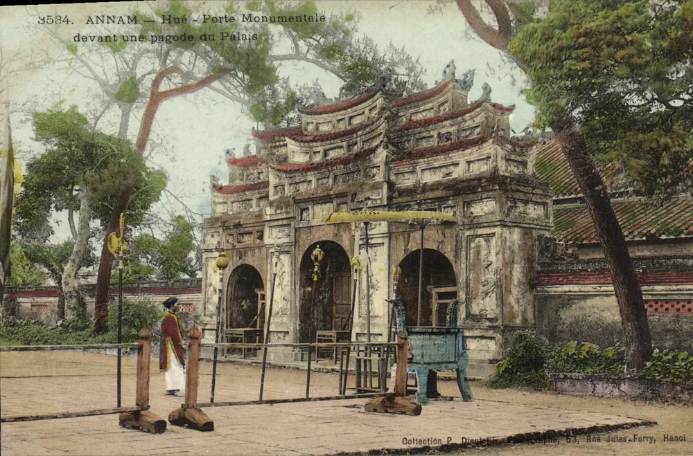 Hue — Monumentaltor vor einer Pagode des Palastes — Sammlung P. Dieulefils, 53, Rue Jules Ferry, Hanoi - Vorderseite